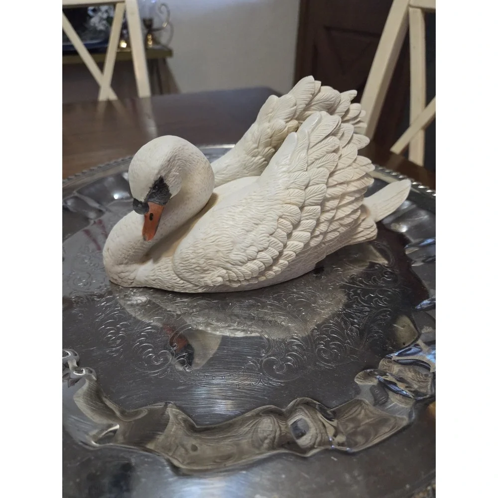 vintage 1985 ceramic swan music box , Cottagecore, Renaissance